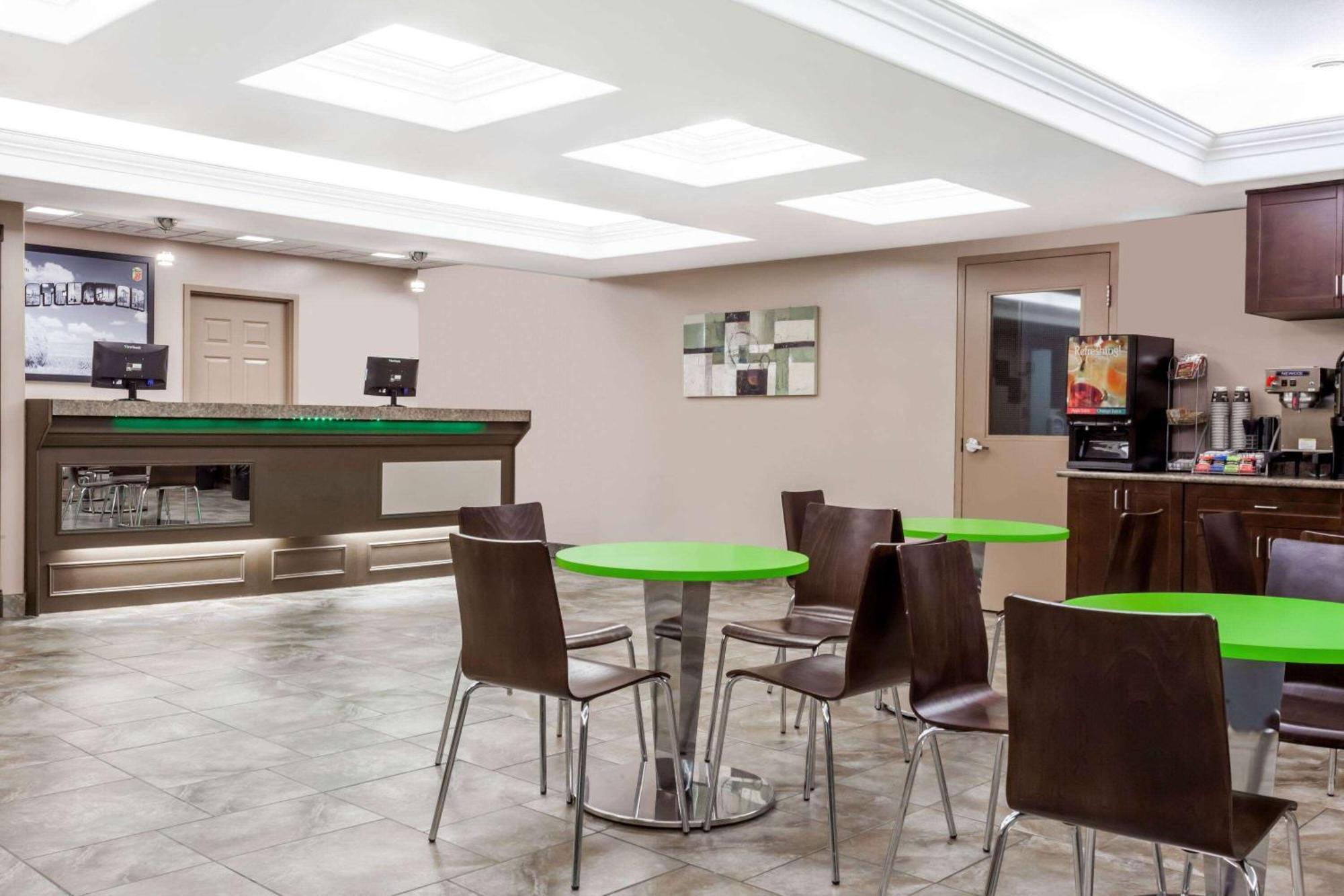 Super 8 By Wyndham Saskatoon Near Saskatoon Airport Hotel Exterior foto